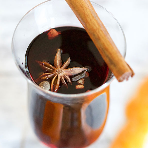 servir un verre d'hypocras fait maison