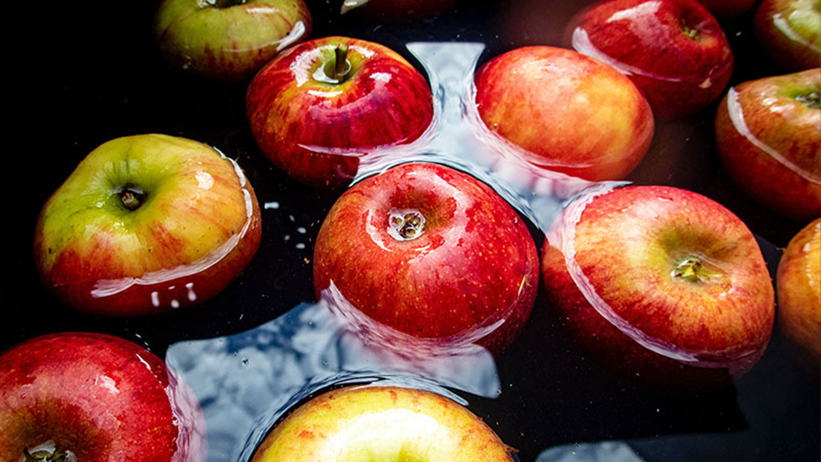 pomme flottant dans du vinaigre de cidre